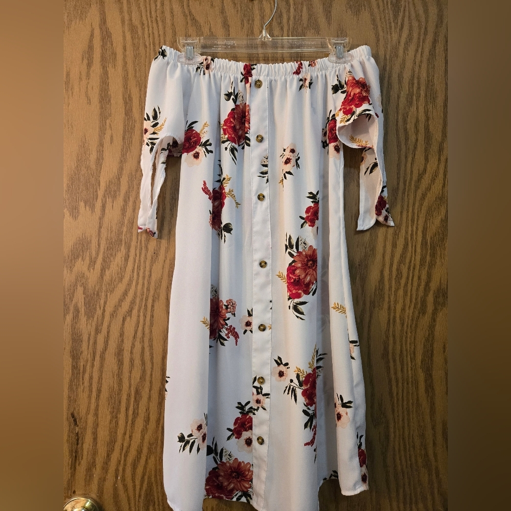 Pretty, floral off the shoulder mini dress. Size small.